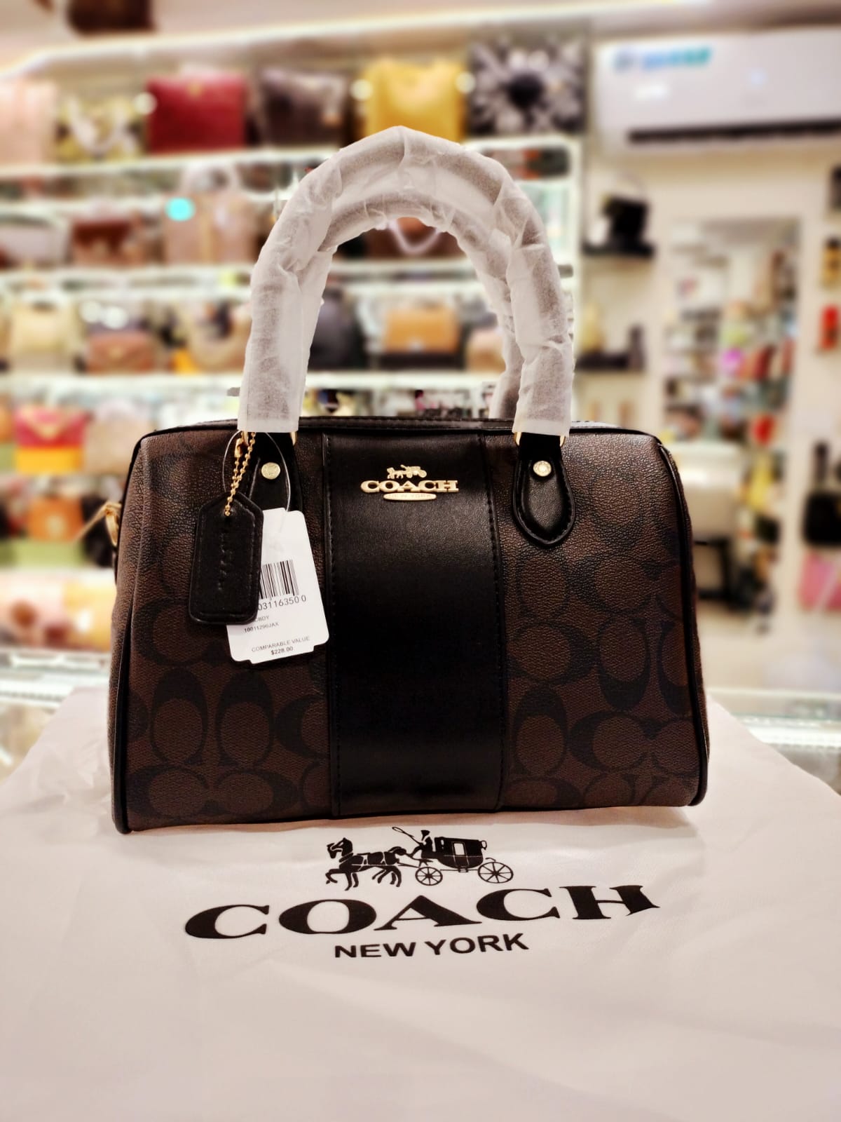 coach  gotham duffle bag in signature canvas