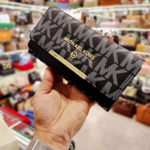beautiful michael kors wallet with magnet flip closure