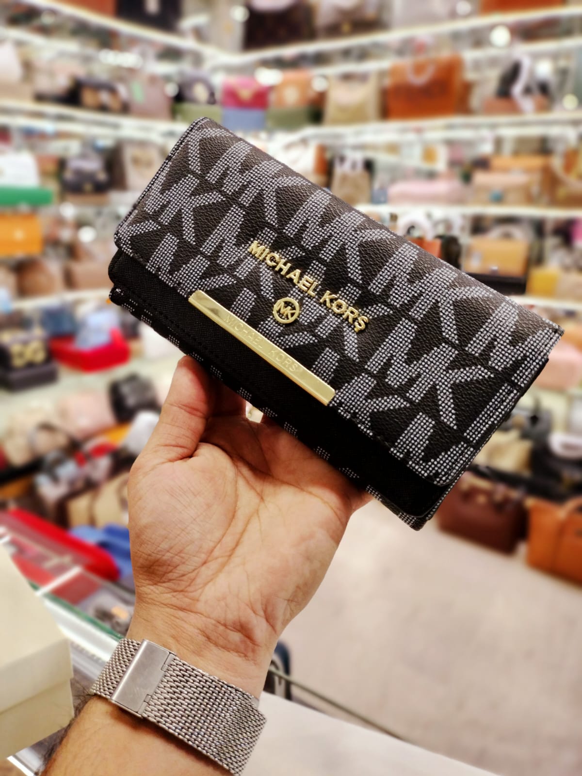 beautiful michael kors wallet with magnet flip closure