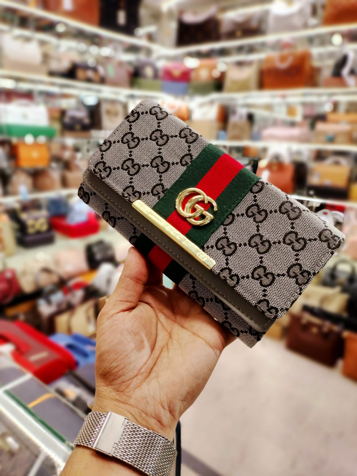 gucci wallet magnet flip closure