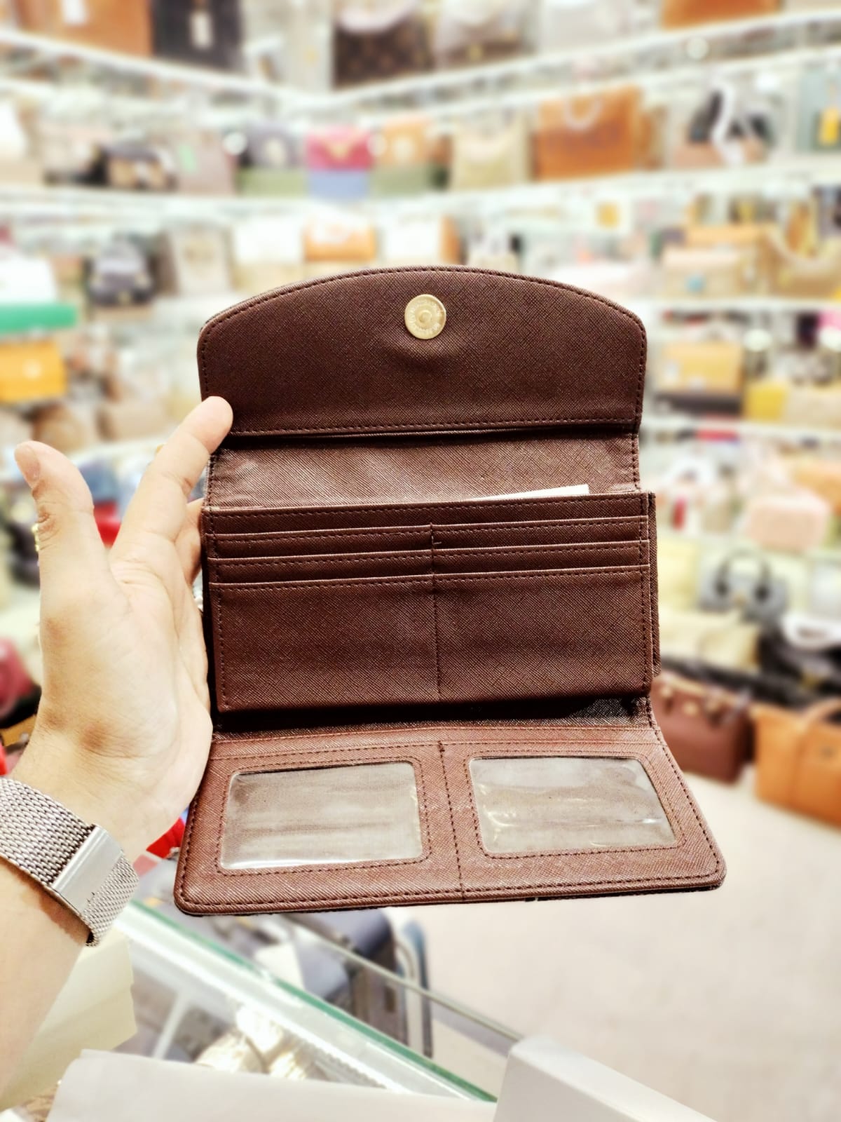 gucci wallet magnet flip closure