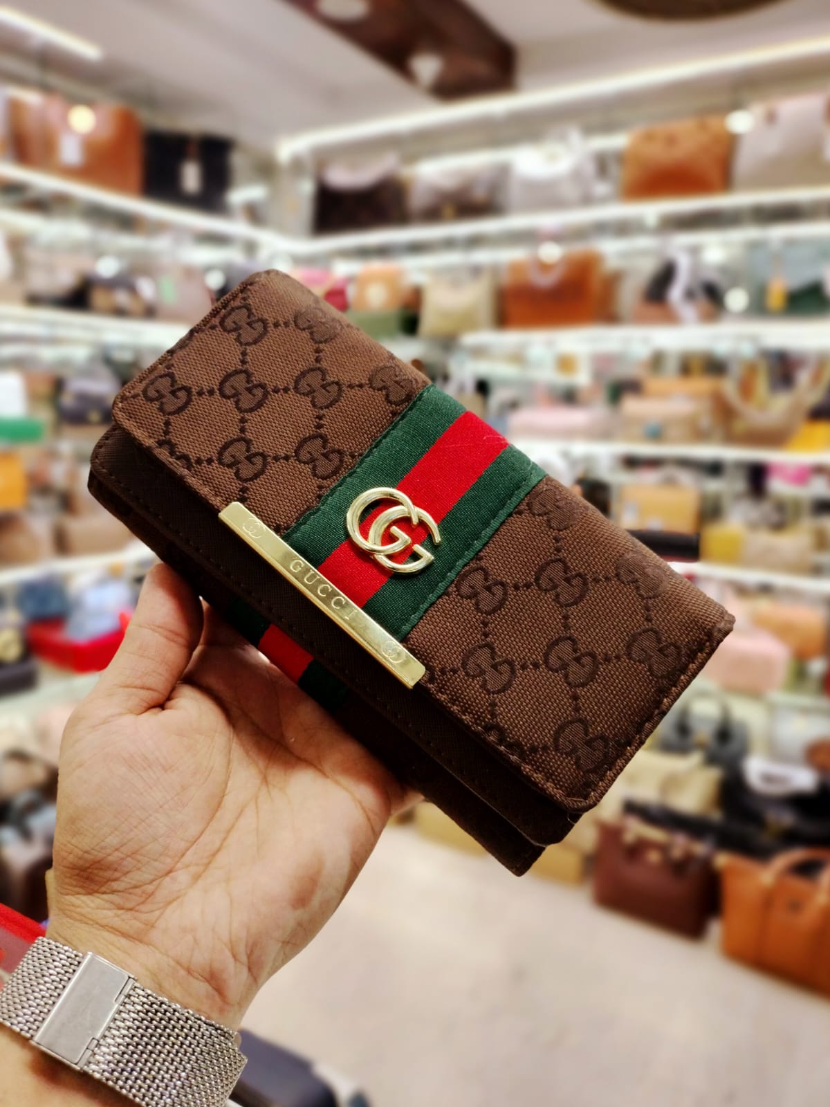 gucci wallet magnet flip closure