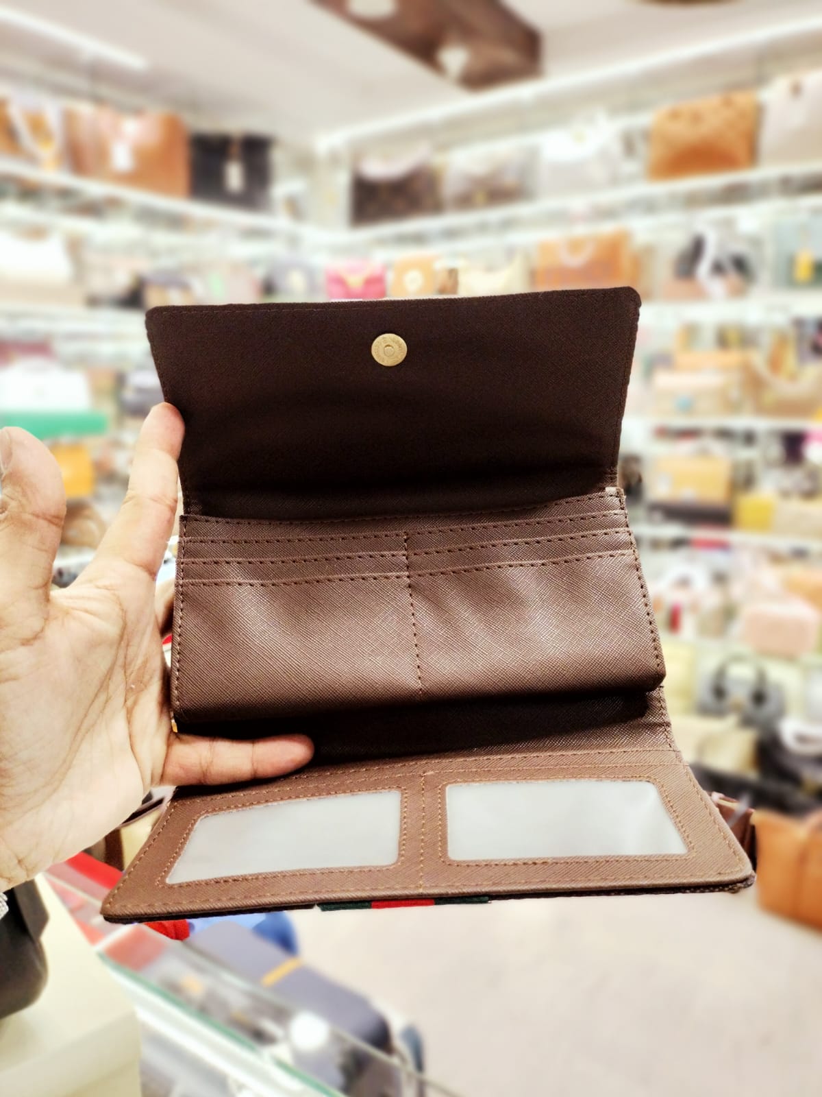 gucci wallet magnet flip closure
